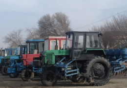 Agricultural equipment is being prepared for field work in the spring of 2024.